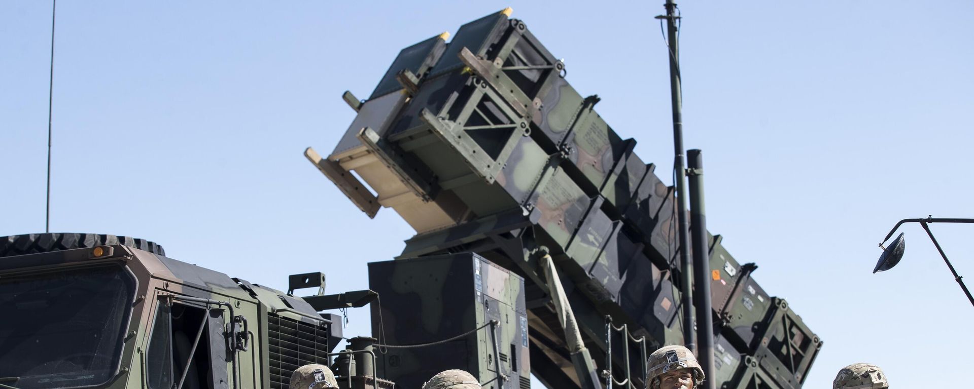 Members of US 10th Army Air and Missile Defense Command stands next to a Patriot surface-to-air missile battery. File photo - Sputnik International, 1920, 10.03.2024