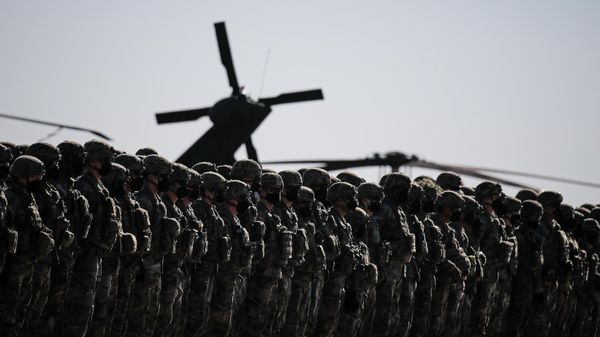 US soldiers line up during the visit of NATO Secretary General Jens Stoltenberg at the Mihail Kogalniceanu airbase, near the Black Sea port city of Constanta, eastern Romania - Sputnik International