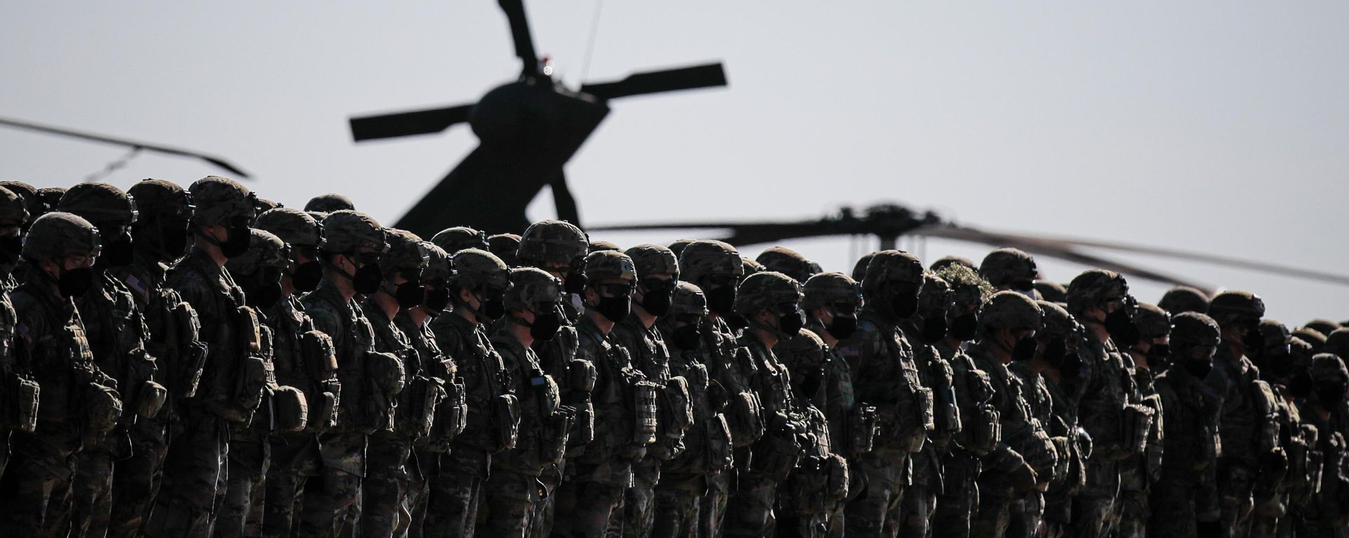 US soldiers line up during the visit of NATO Secretary General Jens Stoltenberg at the Mihail Kogalniceanu airbase, near the Black Sea port city of Constanta, eastern Romania - Sputnik International, 1920, 29.07.2024