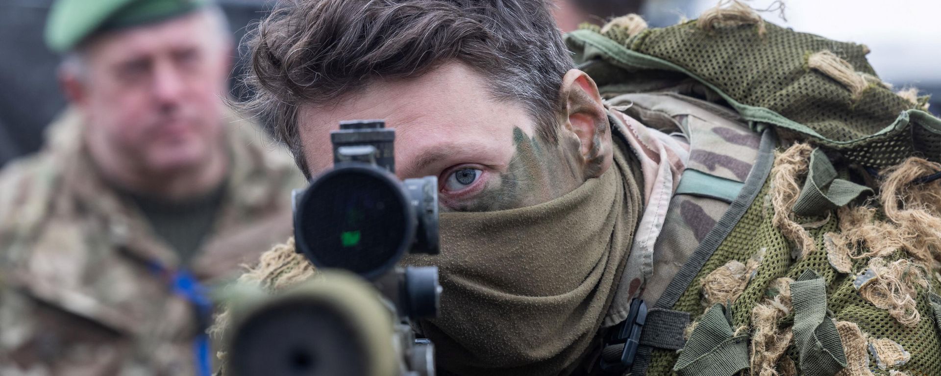 A British soldier looks into a telescopic sight as he holds his sniper rifle during the NATO DRAGON-24 military exercise in Korzeniewo, northern Poland - Sputnik International, 1920, 19.03.2024