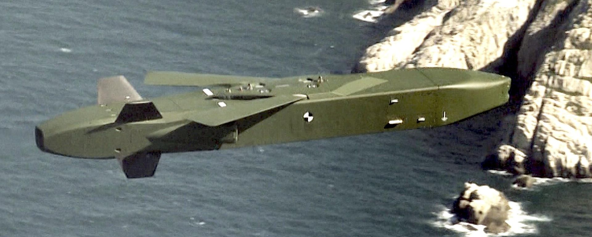 A Taurus missile flies during a drill off South Korea's western coast on Sept. 13, 2017.  - Sputnik International, 1920, 26.05.2025