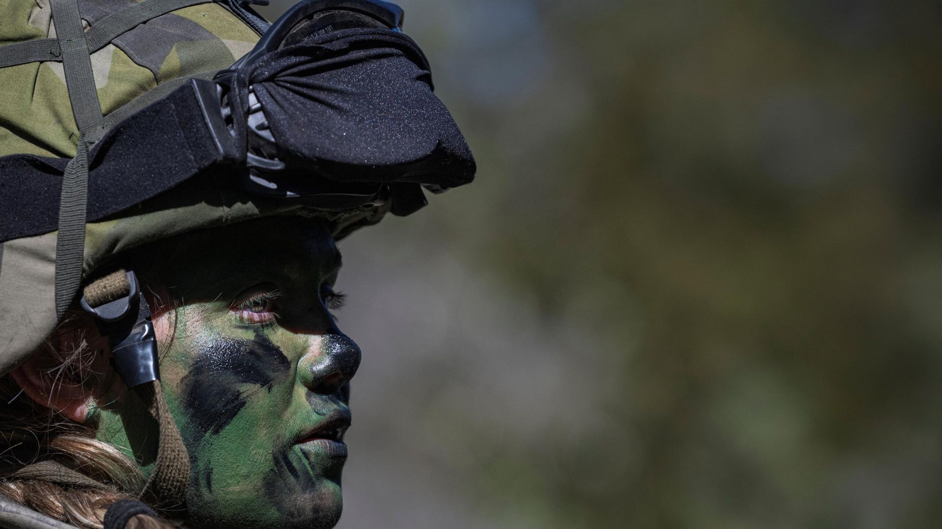 A female soldier of the P18 Gotland Regiment is pictured during a field exercise near Visby on the Swedish island of Gotland on May 17, 2022. A female soldier of the P18 Gotland Regiment is pictured during a field exercise near Visby on the Swedish island of Gotland on May 17, 2022. - Sputnik International, 1920, 12.03.2024