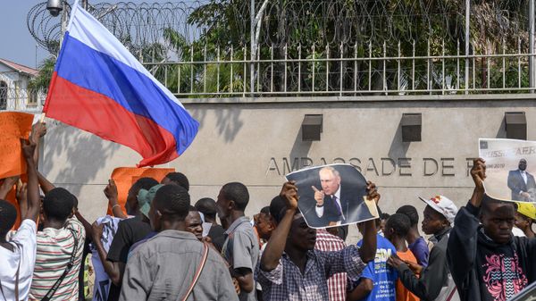Protesters waving Russian flags and holding a portrait of Russian President Vladimir Putin gather in front of the French Embassy in Kinshasa on March 1, 2023 for a demonstration against the visit to the Democratic Republic of Congo of French President Emmanuel Macron.  - Sputnik International