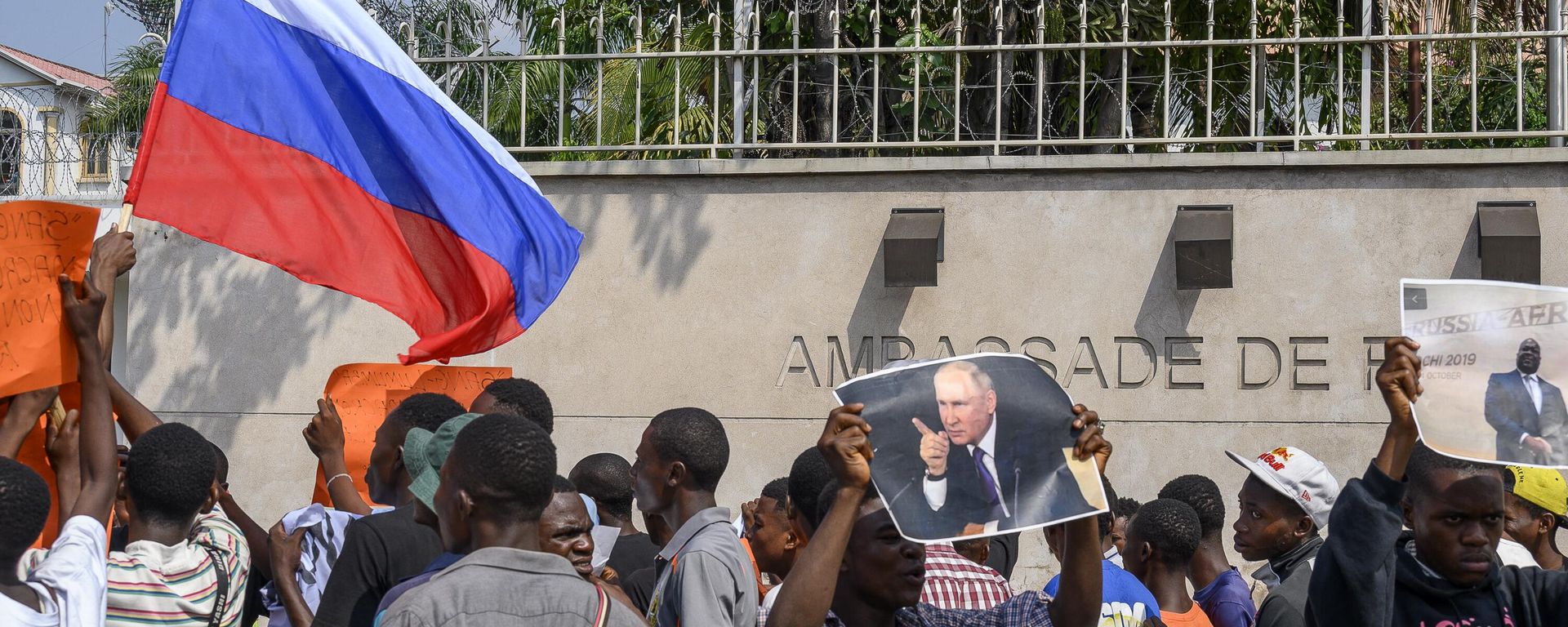 Protesters waving Russian flags and holding a portrait of Russian President Vladimir Putin gather in front of the French Embassy in Kinshasa on March 1, 2023 for a demonstration against the visit to the Democratic Republic of Congo of French President Emmanuel Macron. Protesters waving Russian flags and holding a portrait of Russian President Vladimir Putin gather in front of the French Embassy in Kinshasa on March 1, 2023 for a demonstration against the visit to the Democratic Republic of Congo of French President Emmanuel Macron. - Sputnik International, 1920, 14.03.2024