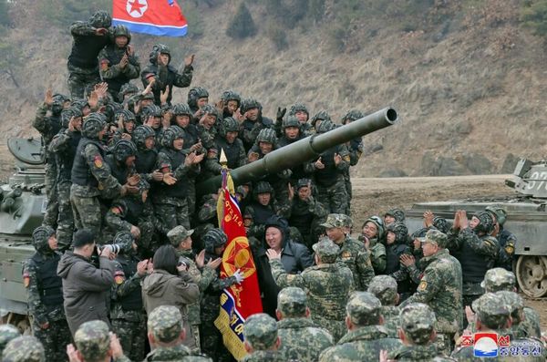 Kim Jong Un and tank crews near North Korea's new main battle tank. - Sputnik International