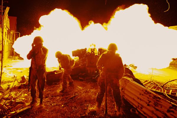 Russian gunners from the 3rd Army Corps blasting 152 mm shells against Ukrainian positions. - Sputnik International