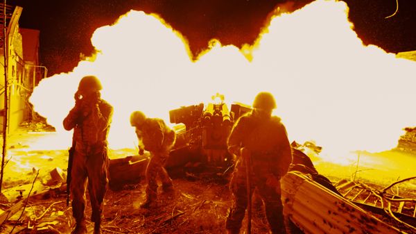 Russian gunners from the 3rd Army Corps of the Battlegroup Yug firing D-20 howitzer 152 mm shells at Ukrainian positions  - Sputnik International