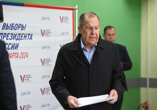 Russian Foreign Minister Sergey Lavrov casts his ballot in the country's presidential race. - Sputnik International