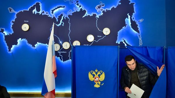 A man votes in Russia's presidential election in the Siberian city of Novosibirsk - Sputnik International