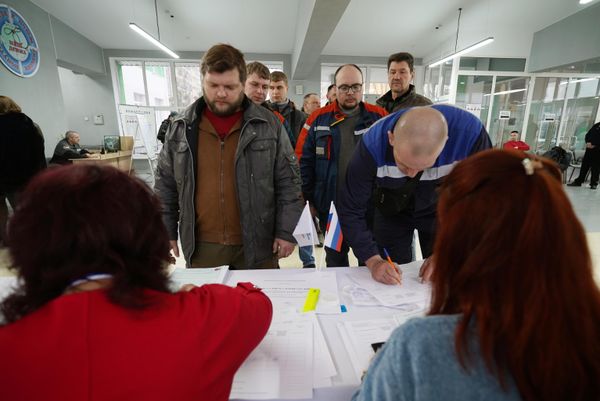 Citizens registering to vote at a Mariupol polling station named in honor of Alexander Bobrov, a Hero of Russia. - Sputnik International