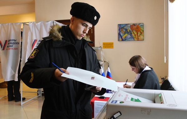 A serviceman from Russia's Pacific Fleet casting his ballot at a polling station in Vladivostok. - Sputnik International