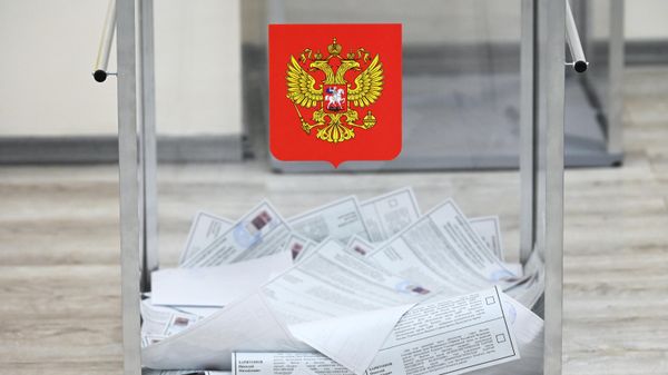 A view shows a ballot box filled with ballot papers at a polling station during the presidential election in Moscow, Russia. A view shows a ballot box filled with ballot papers at a polling station during the presidential election in Moscow, Russia. - Sputnik International