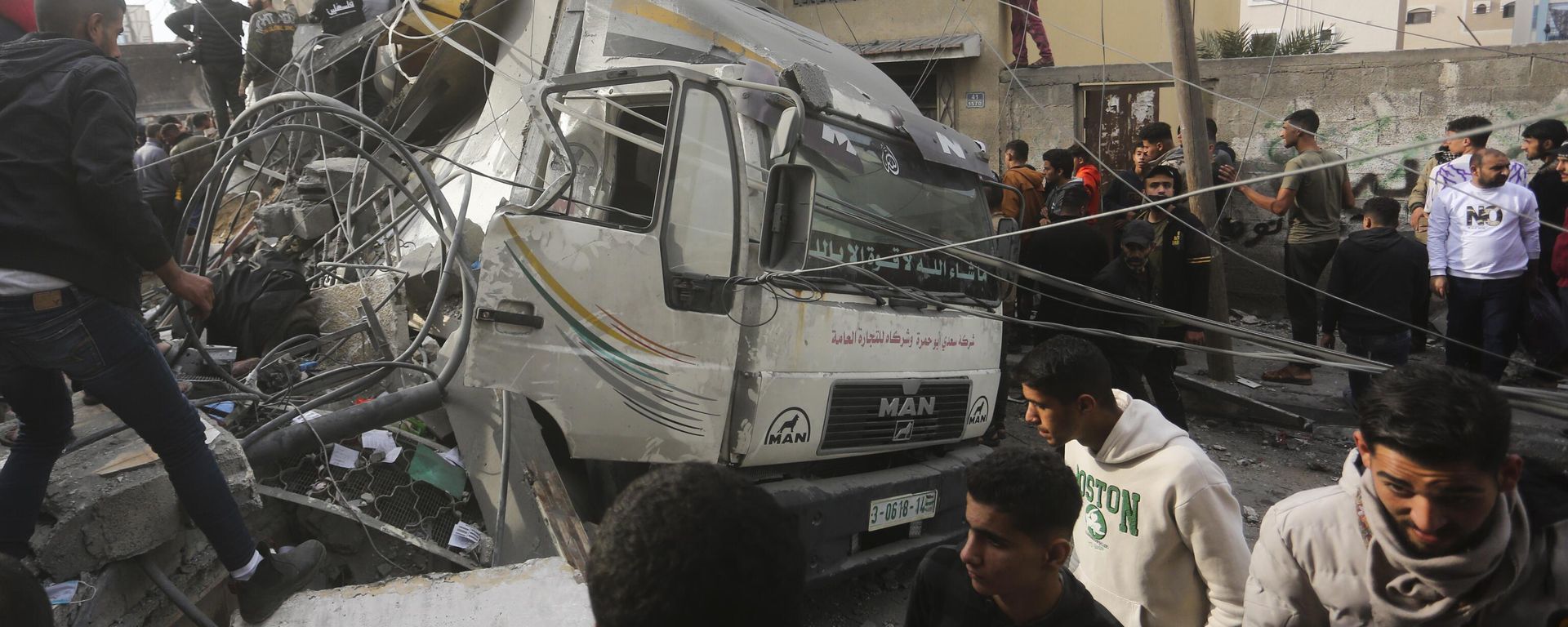 Palestinians look at the destruction after an Israeli strike in Rafah, Gaza Strip, Wednesday, Dec. 20, 2023 - Sputnik International, 1920, 16.03.2024