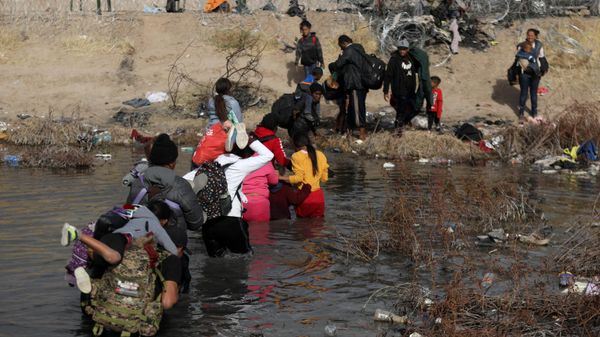 Migrants cross the Rio Bravo river, known as Rio Grande in the United States, into the US through Ciudad Juarez, Chihuahua State, Mexico, on January 2, 2024 - Sputnik International