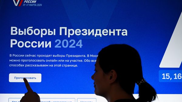 A woman votes using the remote electronic voting system A woman votes using the remote electronic voting system - Sputnik International