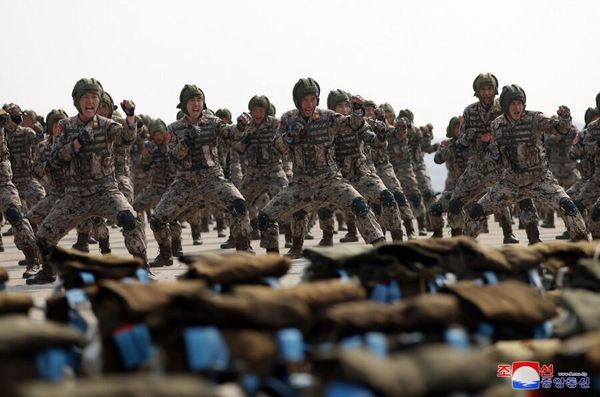 Airborne soldiers showing off their combat alert at the drills. - Sputnik International