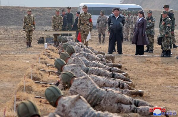North Korean soldiers loading their weapons before the military command. - Sputnik International