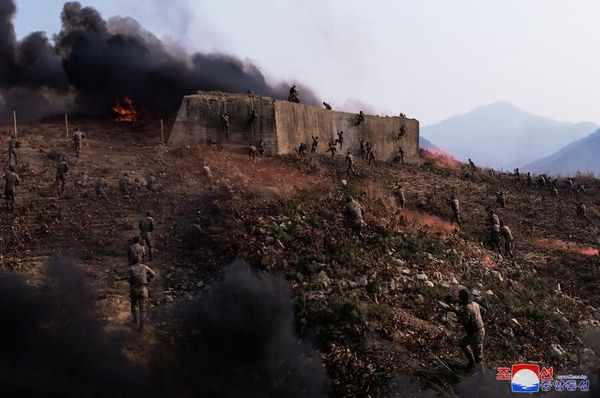 North Korean paratroopers in action at the drills' site. - Sputnik International