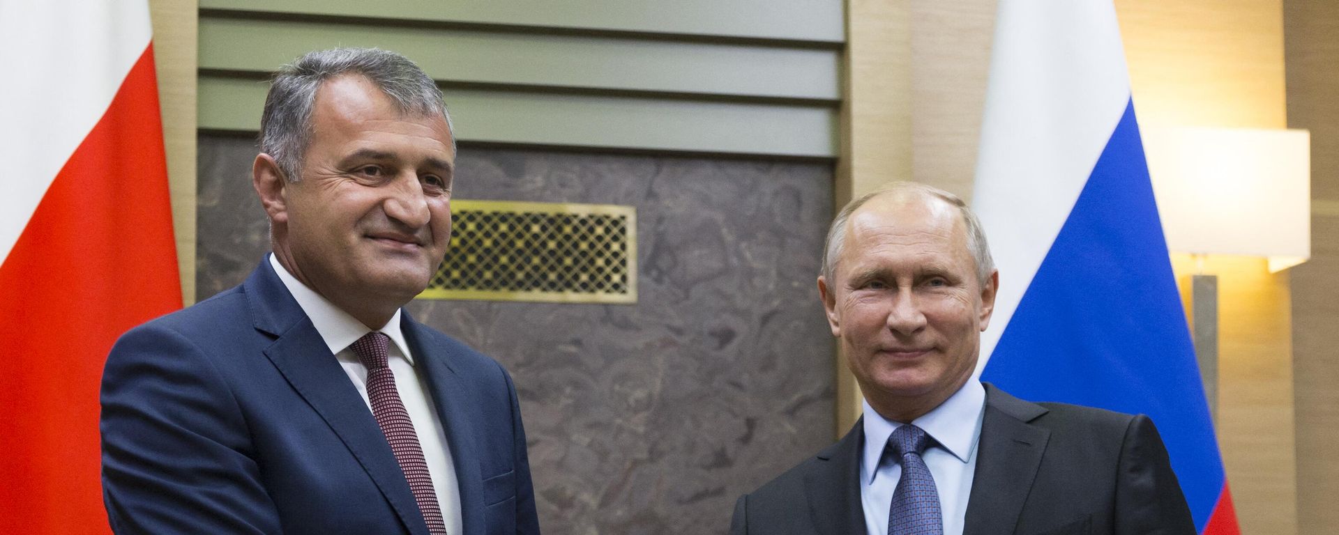 Russian President Vladimir Putin (R) meets with President of South Ossetia Anatoly Bibilov at the Novo-Ogaryovo state residence outside Moscow on November 14, 2017 - Sputnik International, 1920, 17.03.2024
