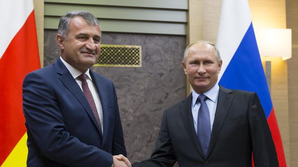 Russian President Vladimir Putin (R) meets with President of South Ossetia Anatoly Bibilov at the Novo-Ogaryovo state residence outside Moscow on November 14, 2017 - Sputnik International