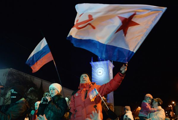 Crimean residents celebrating the changeover of clocks to Moscow time at the Simferopol railway station. - Sputnik International