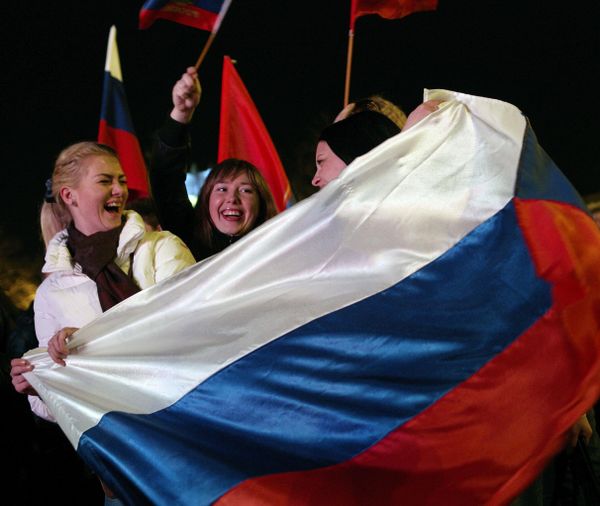 Sevastopol residents attend a concert in honor of Crimea's accession to the Russian Federation on Nakhimov Square. - Sputnik International