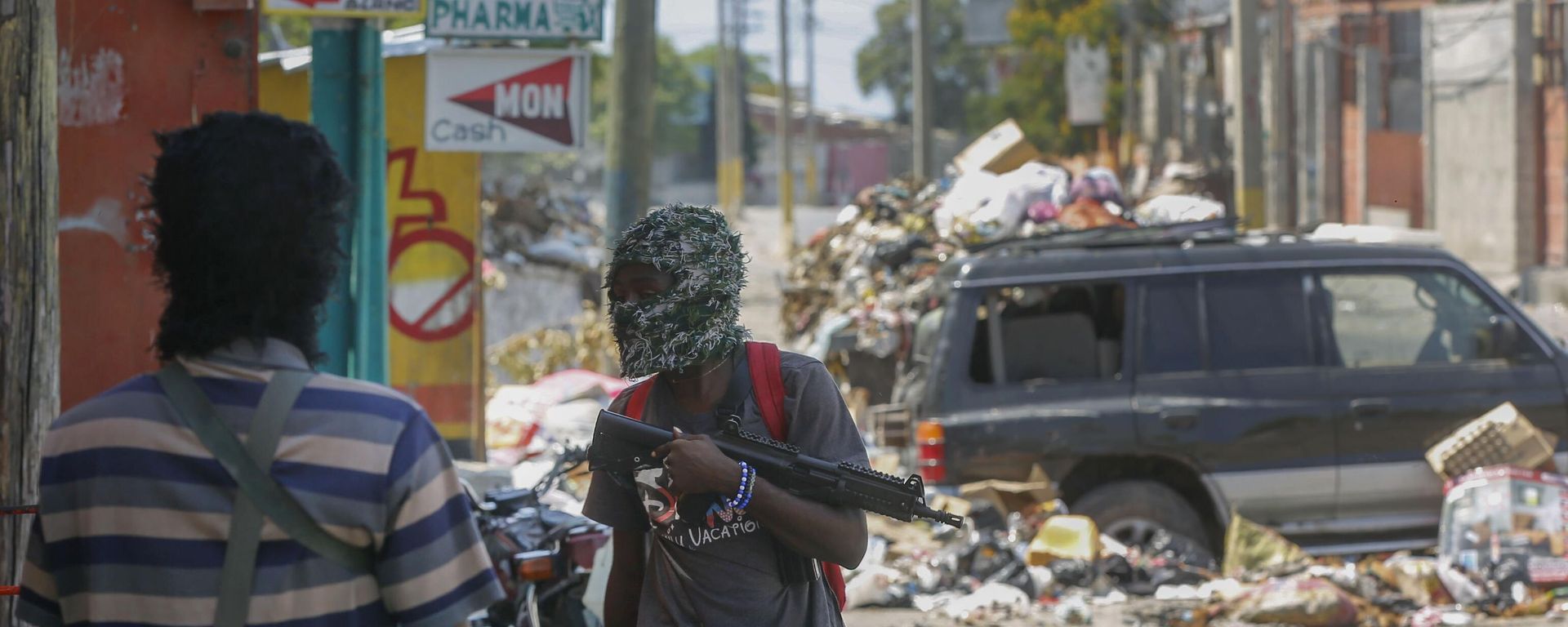 Armed members of the G9 and Family gang stand guard at their roadblock in the Delmas 6 neighborhood of Port-au-Prince - Sputnik International, 1920, 06.04.2024