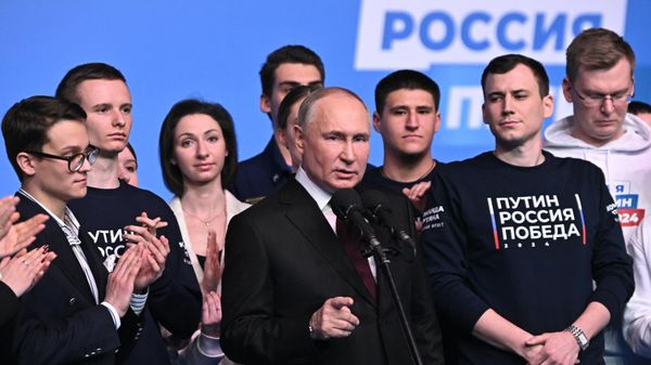 Vladimir Putin addresses journalists at his campaign headquarters. March 18, 2024 - Sputnik International