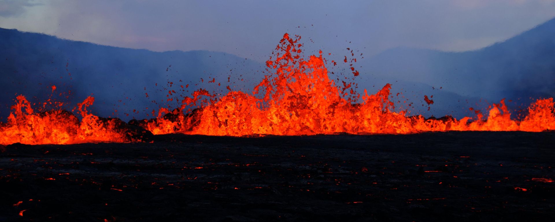 Lava erupts and flows at the scene of the newly erupted volcano at Grindavik, Iceland on August 3, 2022. A volcano erupted on August 3, 2022 in Iceland in a fissure near Reykjavik, the Icelandic Meteorological Office (IMO) said as lava could be seen spewing out of the ground in live images on local media - Sputnik International, 1920, 30.05.2024