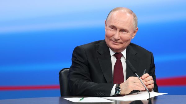 Russia's incumbent President Vladimir Putin meets co-chairmen of his election headquarters in Moscow. March 18, 2024. - Sputnik International