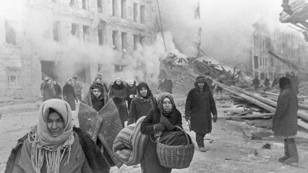 Residents of besieged Leningrad leave a bomb shelter. - Sputnik International