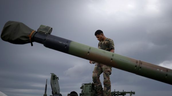 French troops inspect military vehicles at the Mihail Kogalniceanu Air Base, near the city of Constanta, Romania - Sputnik International