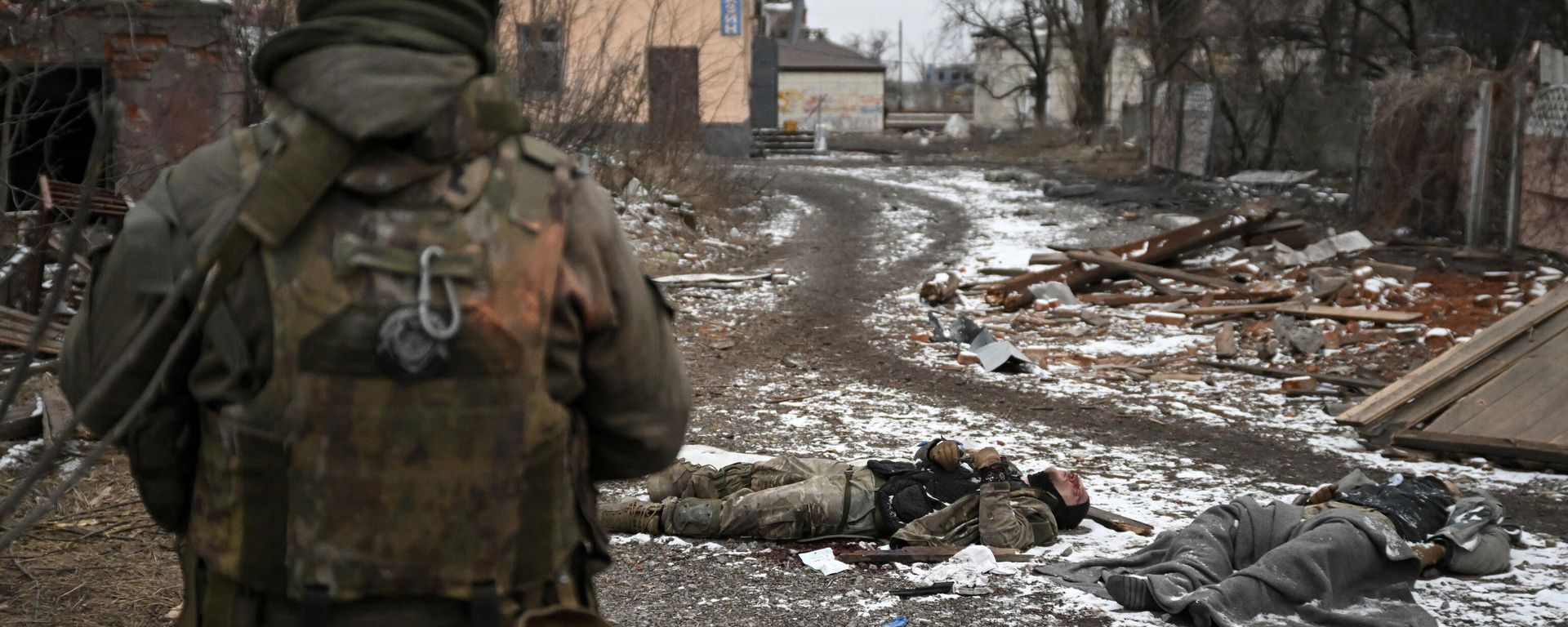 A Russian serviceman of the Central Military District stands next to bodies of dead Ukrainian soldiers amid Russia's military operation in Ukraine in the town of Avdeyevka near Donetsk, Donetsk People's Republic, Russia - Sputnik International, 1920, 07.06.2025