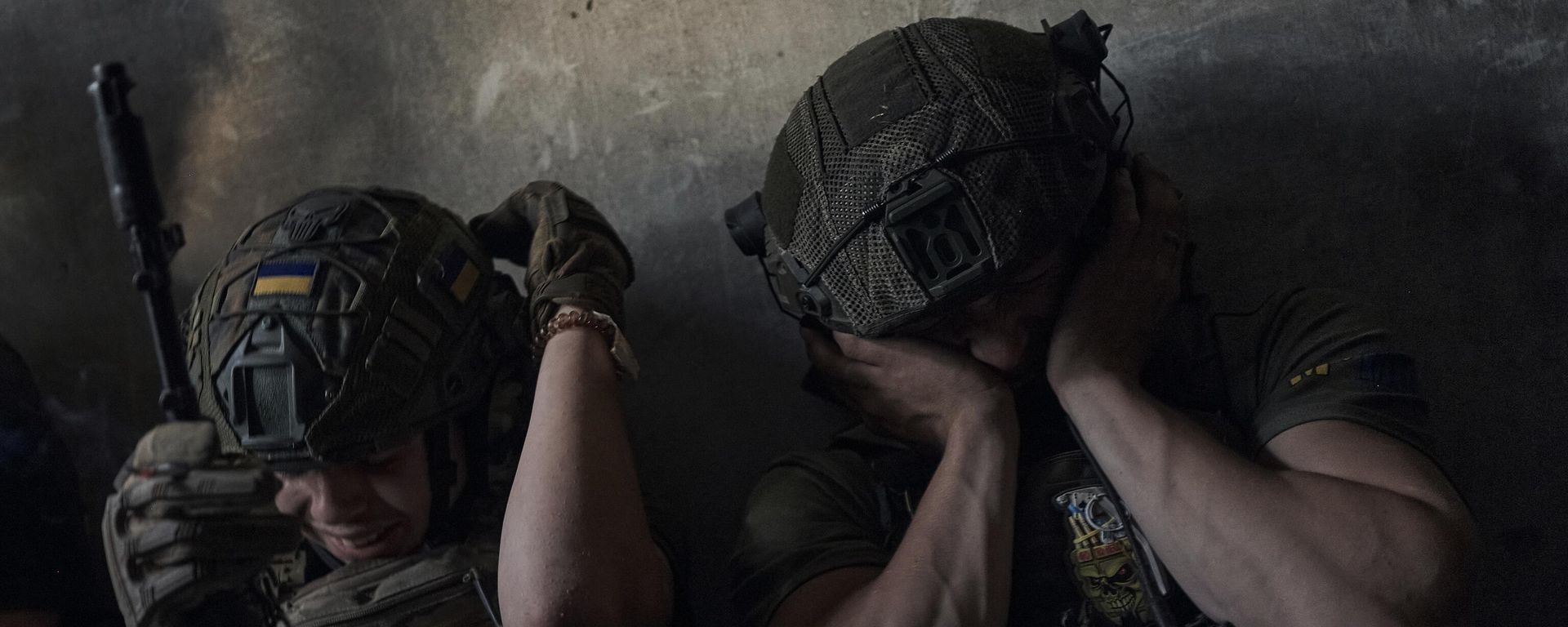 Ukrainian soldiers cover their ears to protect from the Russian tank shelling in a shelter on the frontline in the Zaporizhzhia region, Ukraine, Sunday, July 2, 2023 - Sputnik International, 1920, 26.04.2024