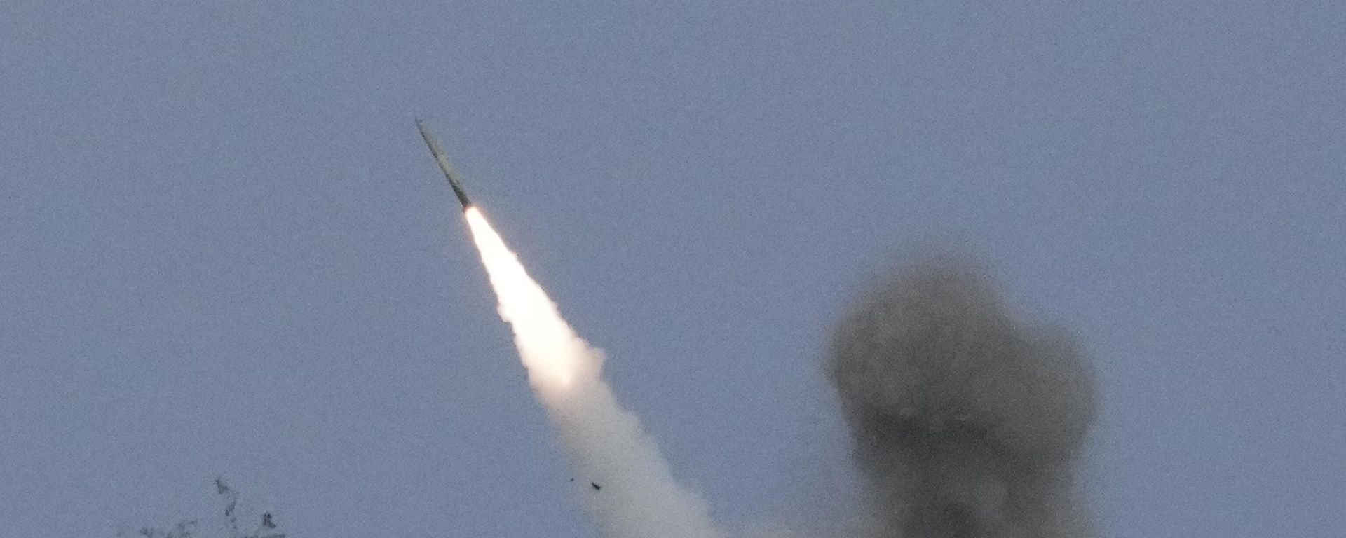 A US M142 High Mobility Artillery Rocket System (HIMARS) fires a missile during a Combined Joint Littoral Live Fire Exercise at the joint military exercise called Balikatan, Tagalog for shoulder-to-shoulder in a Naval station in Zambales province, northern Philippines on Wednesday, April 26, 2023 - Sputnik International, 1920, 26.05.2024