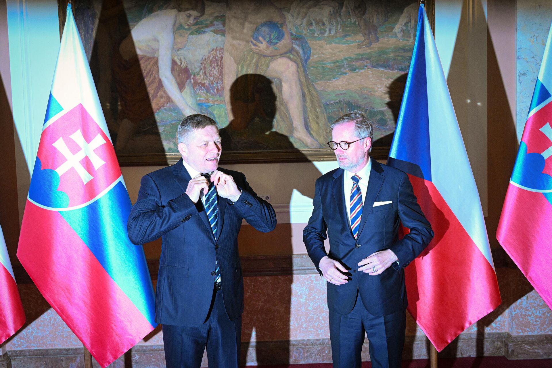 Czech Republic's Prime Minister Petr Fiala (R) and his Slovakia's counterpart Robert Fico pose for photographers in Prague, Czech republic, on November 24, 2023 - Sputnik International, 1920, 20.03.2024