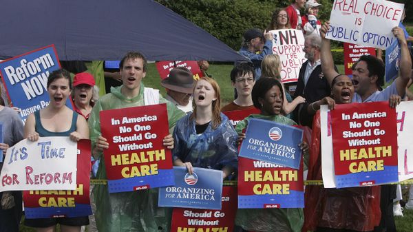 Supporters of President Obama chant outside the high school in Portsmouth, N.H., Tuesday, Aug. 11, 2009, where the president will speak about his health care plan - Sputnik International