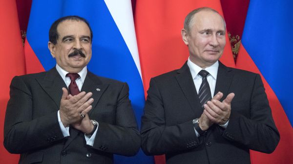 Russian President Vladimir Putin, right, and King Hamad bin Isa Al Khalifa of Bahrain during a ceremony of signing bilateral documents - Sputnik International