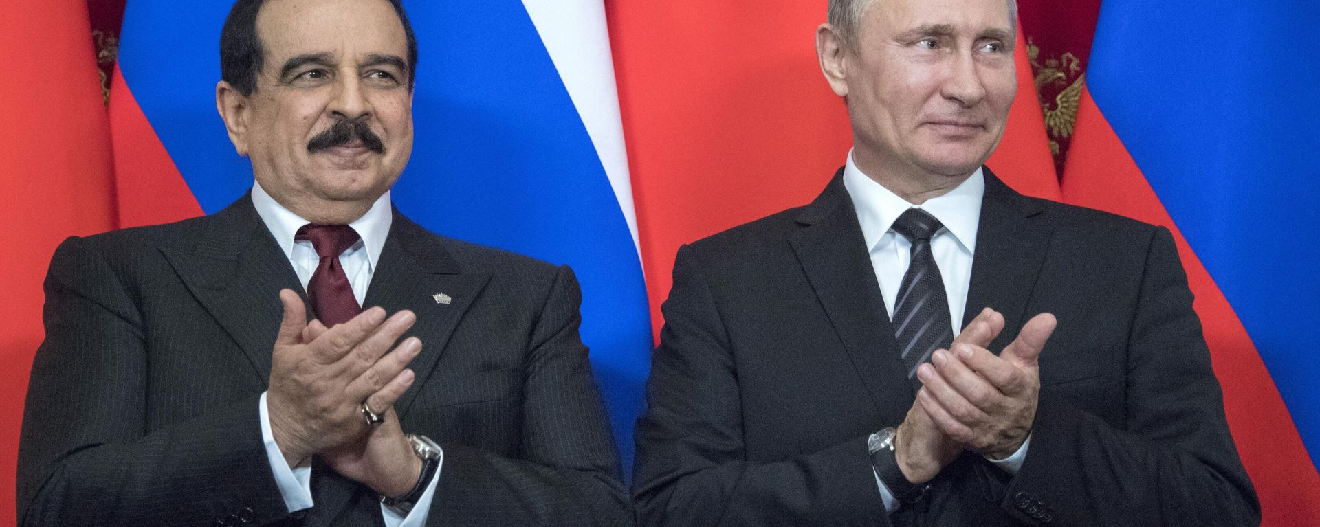 Russian President Vladimir Putin, right, and King Hamad bin Isa Al Khalifa of Bahrain during a ceremony of signing bilateral documents - Sputnik International, 1920, 20.03.2024