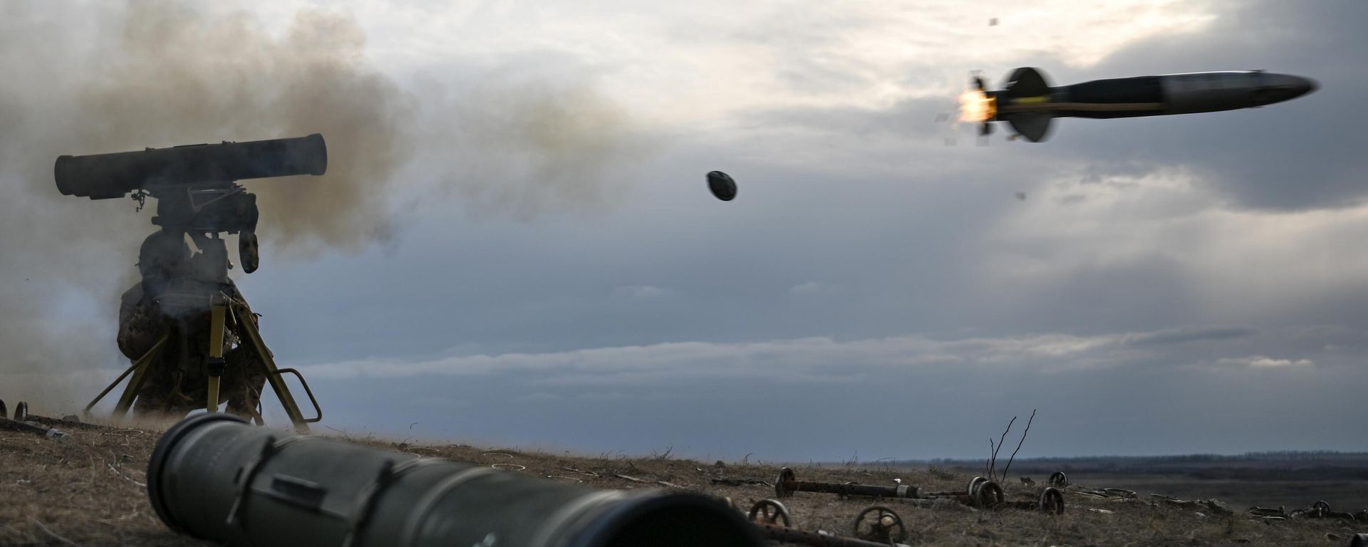 A serviceman of the Tsentr Battlegroup of Russian Armed Forces perfects his skills in firing Kornet anti-tank missile system. - Sputnik International, 1920, 25.05.2026