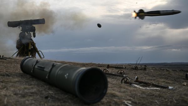 A serviceman of the Tsentr Battlegroup of Russian Armed Forces perfects his skills in firing Kornet anti-tank missile system. - Sputnik International
