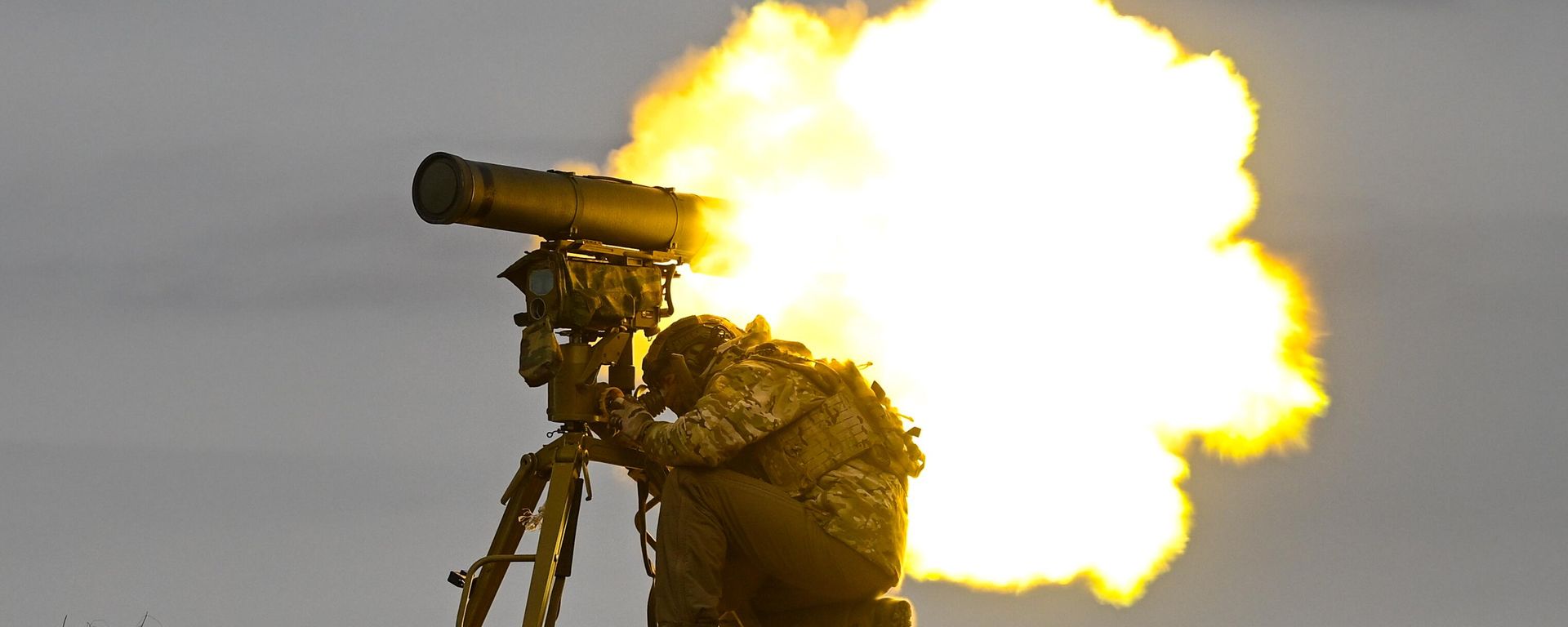 A serviceman of the Tsentr Battlegroup of Russian Armed Forces perfects his skills in firing Kornet anti-tank missile system. - Sputnik International, 1920, 17.05.2024