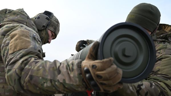 A serviceman of the Tsentr Battlegroup of Russian Armed Forces perfects his skills in firing Kornet anti-tank missile system. - Sputnik International