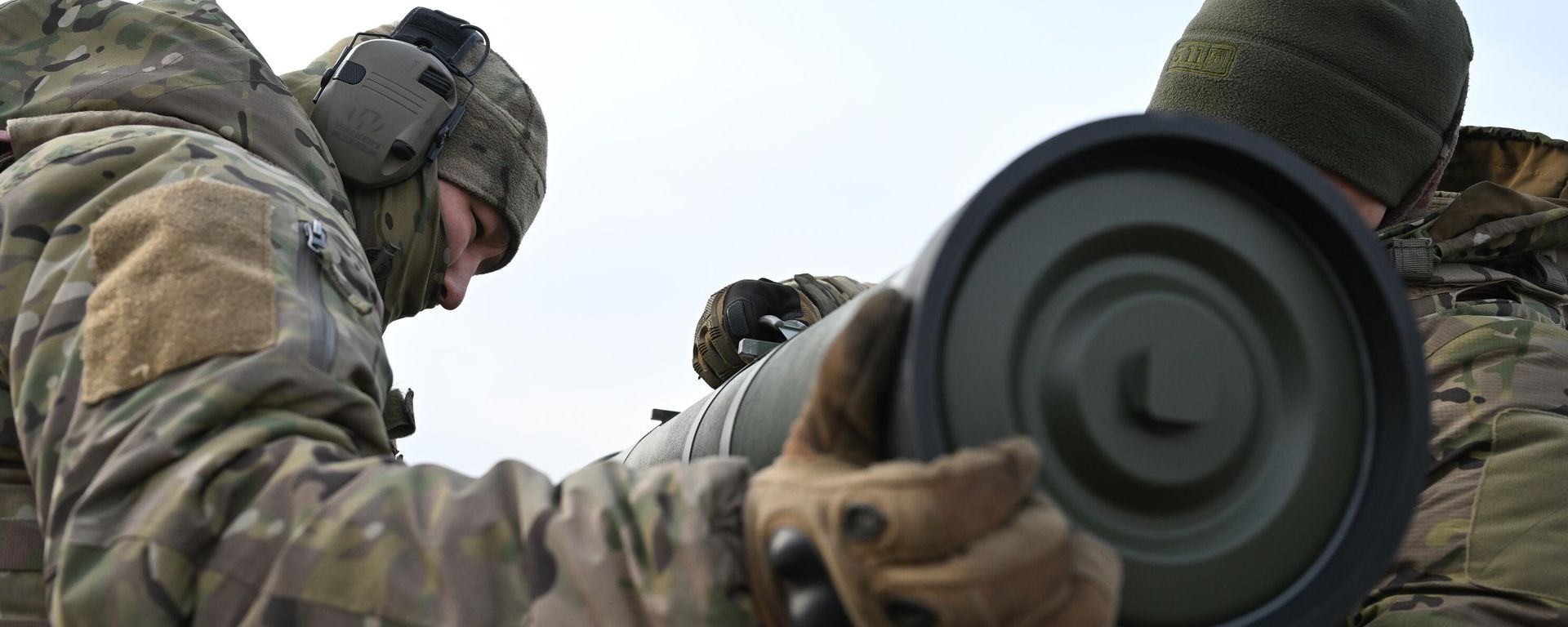 A serviceman of the Tsentr Battlegroup of Russian Armed Forces perfects his skills in firing Kornet anti-tank missile system. - Sputnik International, 1920, 21.04.2024