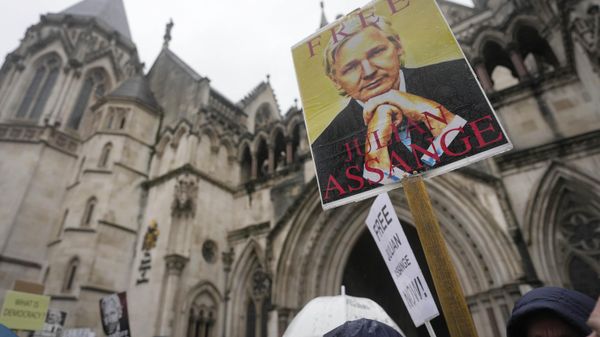 Protesters stand with Julian Assange posters at the Royal Courts of Justice entrance in London, Wednesday, Feb. 21, 2024.  - Sputnik International