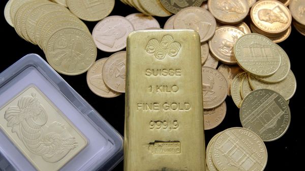 Gold coins and gold bars are shown at the California Numismatic Investments, Inc. in Inglewood Calif., US. - Sputnik International