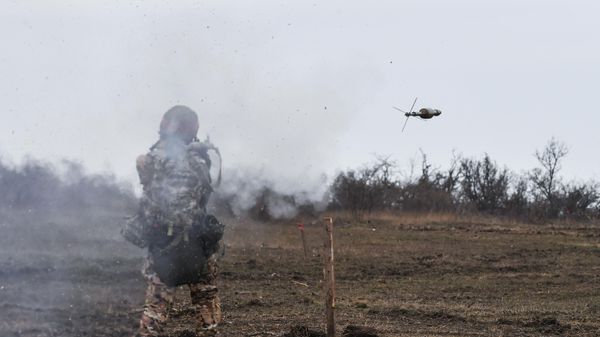 A Russian serviceman honing his skills at a shooting range in the special op zone - Sputnik International