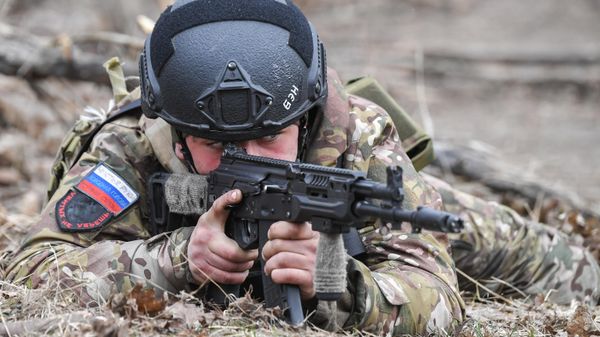 A Russian soldier undertaking special training at a landfill around Zaporozhye  - Sputnik International