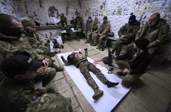 Newly-arrived Russian soldiers are learning how to aid the wounded at a training ground in the Zaporozhye area. - Sputnik International