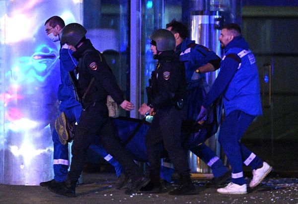 Wounded person being evacuated from the concert hall. - Sputnik International